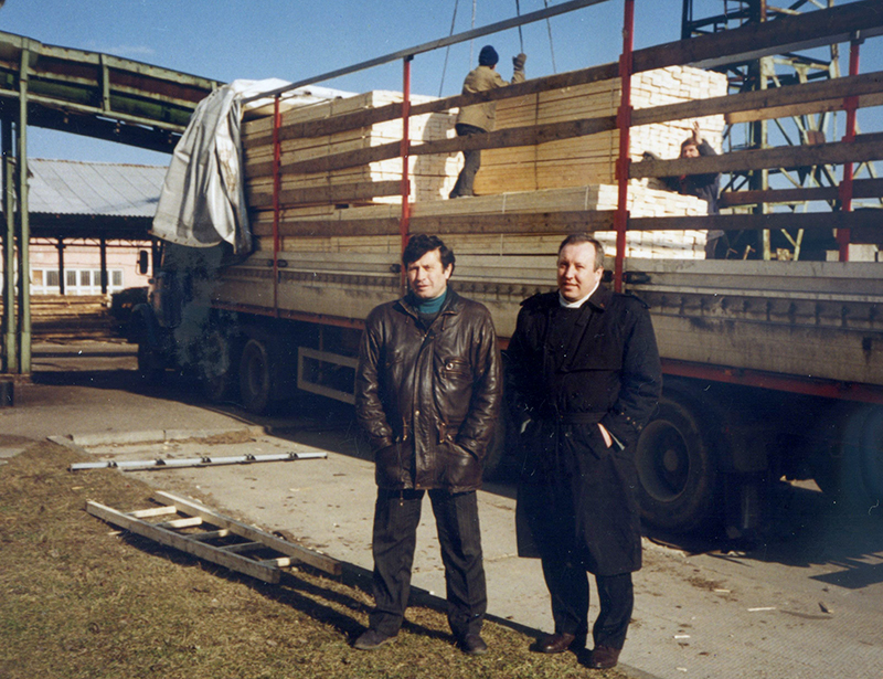 Г.Кешаниди (слева) на  деревообрабатывающем комбинате в Вильнюсе 