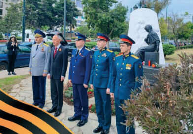 В День Победы в Афинах возложили венки и цветы к памятнику советским воинам